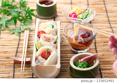 天然の竹に盛り付けたそうめん 夏イメージ 天然の竹に盛り付けたそうめん 夏イメージ 115652491