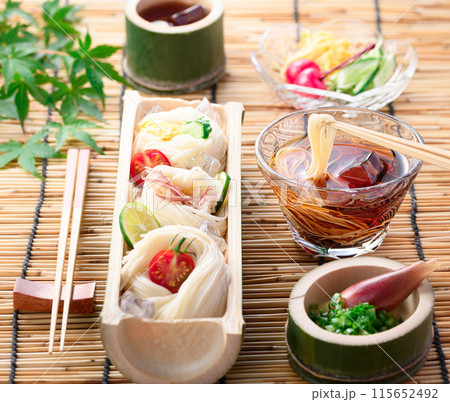 天然の竹に盛り付けたそうめん 夏イメージ 115652492