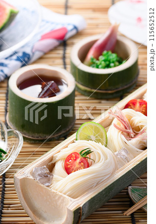 天然の竹に盛り付けたそうめん 夏イメージ 天然の竹に盛り付けたそうめん 夏イメージ 115652512