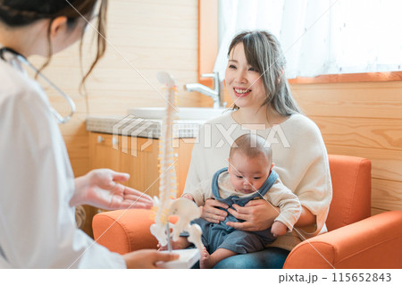 骨格標本を使い説明をする女医・新生児科・産婦人科・医者・医師 115652843