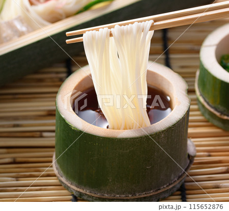 夏の風物詩 そうめんをタレにつけて食べる 夏の風物詩 そうめんをタレにつけて食べる 115652876