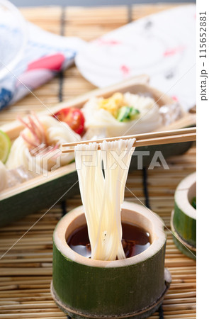 夏の風物詩　そうめんをタレにつけて食べる 115652881