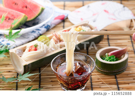夏の風物詩　そうめんをタレにつけて食べる 115652888
