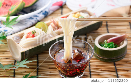 夏の風物詩　そうめんをタレにつけて食べる 115652890