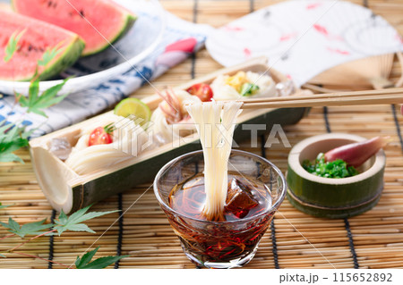 夏の風物詩 そうめんをタレにつけて食べる 夏の風物詩 そうめんをタレにつけて食べる 115652892