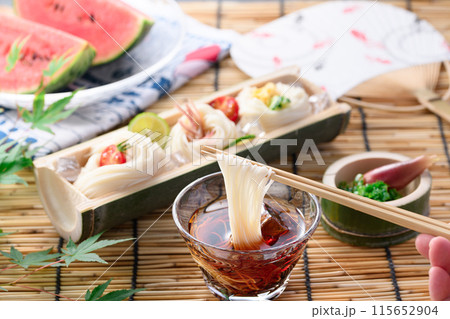 夏の風物詩　そうめんをタレにつけて食べる 115652904