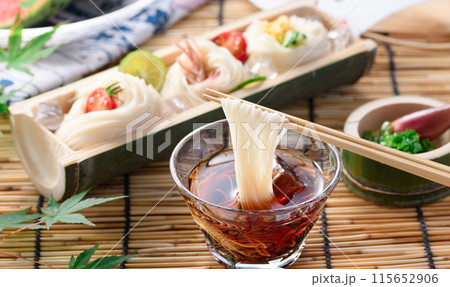 夏の風物詩　そうめんをタレにつけて食べる 115652906