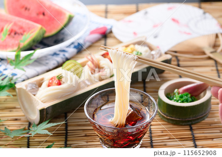 夏の風物詩　そうめんをタレにつけて食べる 115652908