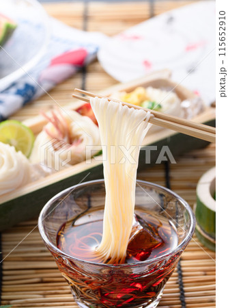 夏の風物詩　そうめんをタレにつけて食べる 115652910