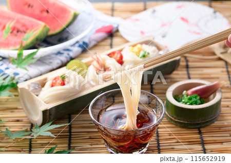 夏の風物詩　そうめんをタレにつけて食べる 115652919