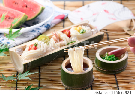 夏の風物詩　そうめんをタレにつけて食べる 115652921