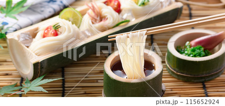 夏の風物詩　そうめんをタレにつけて食べる 115652924