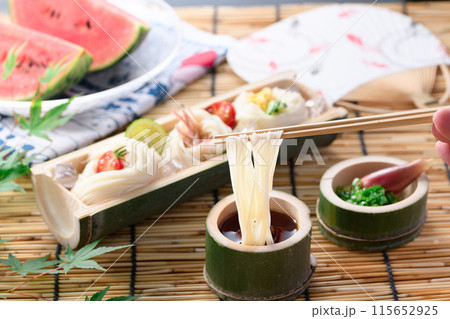 夏の風物詩 そうめんをタレにつけて食べる 夏の風物詩 そうめんをタレにつけて食べる 115652925