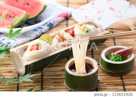 夏の風物詩　そうめんをタレにつけて食べる 115652926