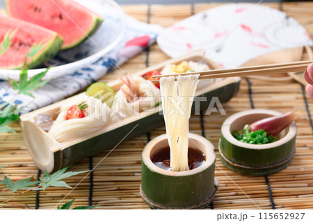 夏の風物詩 そうめんをタレにつけて食べる 夏の風物詩 そうめんをタレにつけて食べる 115652927