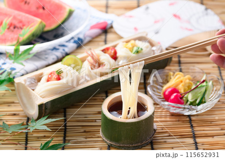 夏の風物詩　そうめんをタレにつけて食べる 115652931
