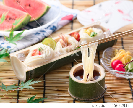夏の風物詩　そうめんをタレにつけて食べる 115652932