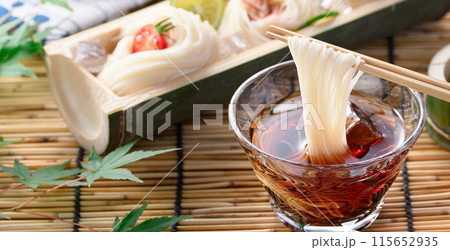 夏の風物詩　そうめんをタレにつけて食べる 115652935
