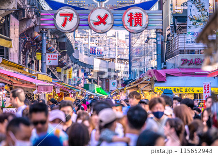 日本の東京都市景観 インバウンド復活…外国人観光客らで賑わうアメ横=令和6年5月3日 日本の東京都市景観 インバウンド復活…外国人観光客らで賑わうアメ横=令和6年5月3日 115652948