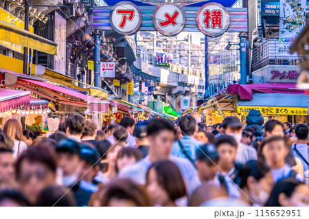 日本の東京都市景観 インバウンド復活…外国人観光客らで賑わうアメ横＝令和6年5月3日 115652951