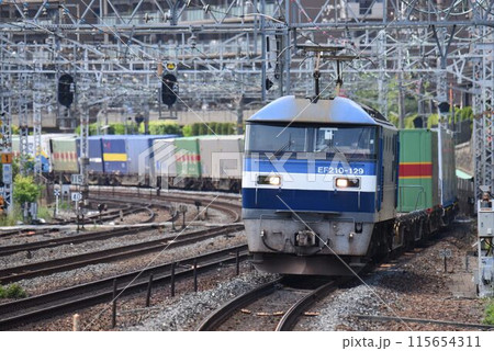 複々線東海道本線　上り山崎カーズを行く長大貨物列車 115654311