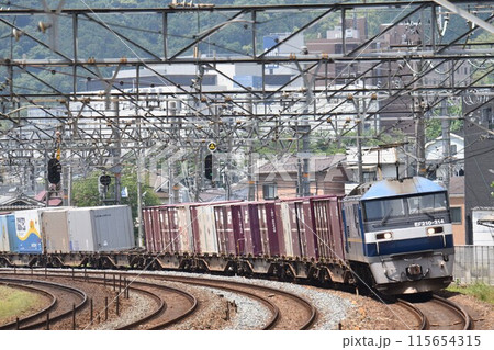 複々線東海道本線　上り山崎カーズを行く長大貨物列車 115654315