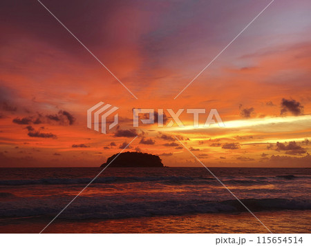 Beautiful sunset on the ocean shore with a view of the islands 115654514