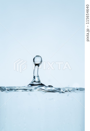 水しぶきのアクションショット 水しぶきのアクションショット 115654640