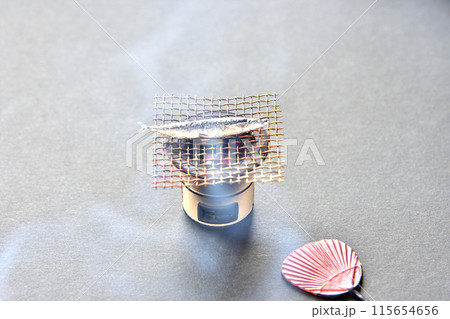 秋の味覚サンマ　焼魚　煙　七輪　炭　金網 115654656