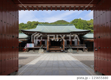 防府天満宮の楼門から見る拝殿 115655880