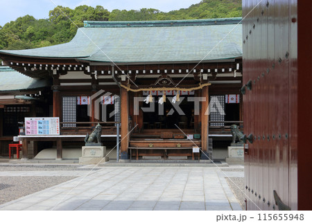 防府天満宮の楼門から見る拝殿 115655948
