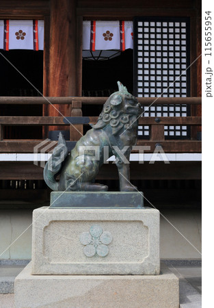 防府天満宮の神殿前の青銅の狛犬 防府天満宮の神殿前の青銅の狛犬 115655954