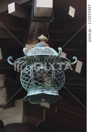 防府天満宮の御本殿裏にさがる梅紋の釣り灯籠 115655987