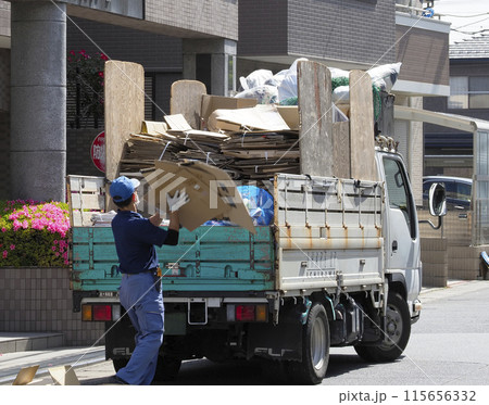 資源回収車・段ボール 115656332