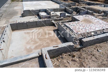 道路拡張のために立ち退きした家の基礎跡 115656349