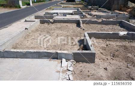 道路拡張のために立ち退きした家の基礎跡 道路拡張のために立ち退きした家の基礎跡 115656350