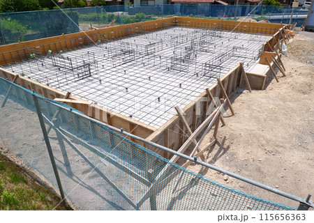 新築住宅のベタ基礎工事 115656363