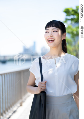 川沿いを歩く若い女性 川沿いを歩く若い女性 115656622