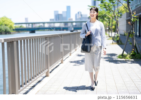 川沿いを歩く若い女性 115656631