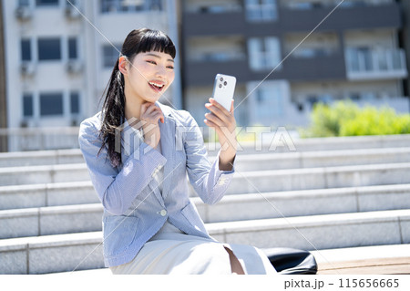 スマホを持つ若いビジネスウーマン 115656665