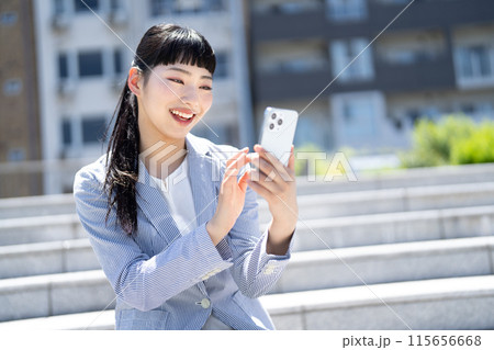 スマホを持つ若いビジネスウーマン 115656668