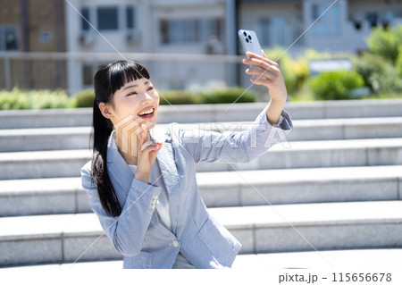 自撮りをする若い女性 自撮りをする若い女性 115656678