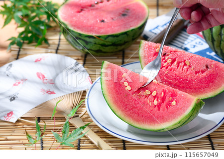 スイカ　（ 小玉スイカ ）夏イメージ 115657049