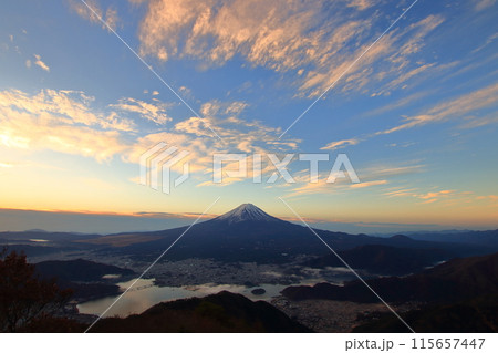 御坂山地から見る富士山と河口湖の夜明け 御坂山地から見る富士山と河口湖の夜明け 115657447