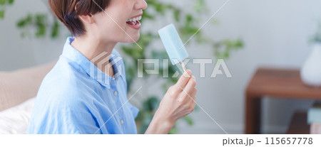 アイスを食べる女性(夏・食べ物) アイスを食べる女性(夏・食べ物) 115657778