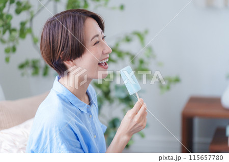 アイスを食べる女性（夏・食べ物） 115657780