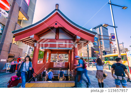 日本の東京都市景観 外国人観光客で賑わう浅草寺をモチーフにした銀座線浅草駅出入口4などを望む＝3日 115657957