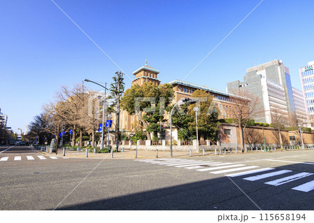 青空が広がる旧神奈川県庁の春 115658194
