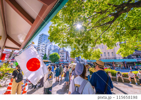 日本の東京都市景観 交番の日の丸…外国人観光客で賑わう浅草駅前…＝5月3日、GW 115658198