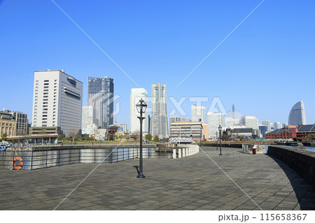 横浜港から見たみなとみらい 115658367